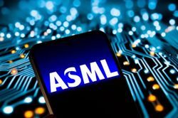 Th&ocirc;ng tin Trung Quốc sản xuất được m&aacute;y quang khắc khiến cổ phiếu ASML lao dốc