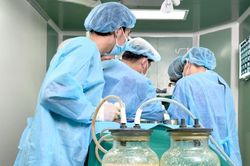 Tiêm chất lạ từ 20 năm trước, người phụ nữ phải mổ khẩn cấp khi ngực như 'tổ ong'