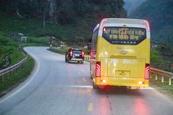 Cục CSGT đề xuất cấm mượn làn ngược chiều để vượt xe