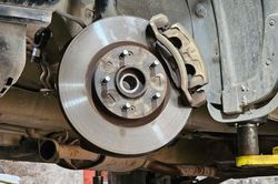 4 dấu hiệu cảnh báo phanh đĩa ô tô sắp hỏng, tài xế tuyệt đối không chủ quan