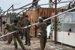Lốc xoáy giữa đêm, một phụ nữ mang thai 5 tháng bị thương phải nhập viện cấp cứu