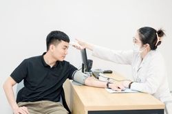 Sốt xuất huyết mùa cao điểm: Tự truyền dịch có thể khiến bệnh diễn tiến nặng