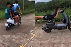 Nhóm thiếu niên đi xe máy điện kẹp ba, nằm trên yên xe bị xử lý sau clip lan truyền trên mạng