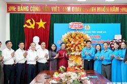 Ph&oacute; B&iacute; thư Tỉnh ủy V&otilde; Thị Minh Sinh ch&uacute;c mừng Li&ecirc;n đo&agrave;n Lao động tỉnh nh&acirc;n kỷ niệm 97 năm Ng&agrave;y th&agrave;nh lập C&ocirc;ng đo&agrave;n Việt Nam