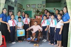 Địa chỉ đỏ gắn kết Mẹ Việt Nam Anh h&ugrave;ng với thế hệ trẻ