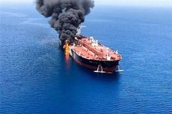Lượng tàu qua eo biển Bab el-Mandeb giảm hơn nửa sau lệnh cấm của Houthi