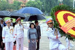 Chủ tịch Quốc hội Campuchia viếng Chủ tịch Hồ Chí Minh và tưởng niệm Anh hùng liệt sĩ