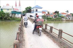 Nghệ An: Cầu Hồng Phong xuống cấp nghiêm trọng nhưng người dân vẫn lưu thông