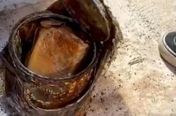 Cặp vợ chồng sốc nặng khi phát hiện cọc tiền chôn trong ngôi nhà cũ