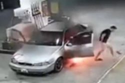 Ô tô bốc cháy dữ dội khi đang đổ xăng, 2 người bỏ chạy thoát thân