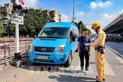 Hà Nội xử lý xe Limousine dừng, đỗ trái phép trên 'Tuyến đường Ba nhất'