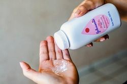Johnson & Johnson chi 5,5 tỷ USD dàn xếp hàng chục nghìn vụ kiện phấn rôm gây ung thư