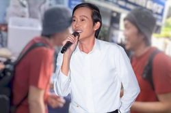 Xôn xao clip NSƯT Hoài Linh mang balo đi giữa chợ, thái độ khán giả xung quanh gây ngỡ ngàng