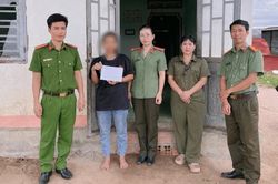 Từ nước ngoài về không xu dính túi, người phụ nữ mắc kẹt ở sân bay suốt 3 ngày