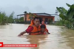Giải cứu 16 người mắc kẹt trong vùng ngập