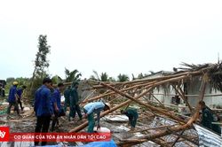 Lốc xoáy làm sập nhà khiến 1 sản phụ phải vào bệnh viện cấp cứu