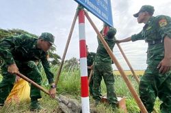 Đồn Biên phòng Nhơn Hưng cắm 15 biển báo khu vực biên giới theo địa giới hành chính mới