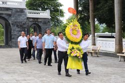 Đo&agrave;n c&ocirc;ng t&aacute;c Bộ D&acirc;n tộc v&agrave; T&ocirc;n gi&aacute;o d&acirc;ng hương tại Nghĩa trang Liệt sĩ T&ocirc;ng Khao