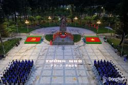 [Chùm ảnh] Chương trình nghệ thuật và thắp nến tri ân tại Tượng đài Đặc công chiến thắng Long Bình