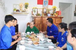 Ấm &aacute;p bữa cơm tri &acirc;n c&ugrave;ng gia đ&igrave;nh liệt sĩ