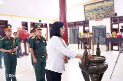 Thủ trưởng Quân khu 7 và lãnh đạo thành phố Đồng Nai dâng hương viếng liệt sĩ tại Di tích lịch sử quốc gia Chốt chặn Tàu Ô
