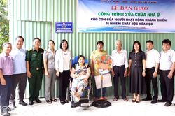 B&agrave;n giao c&ocirc;ng tr&igrave;nh sửa chữa nh&agrave; ở cho con của người hoạt động kh&aacute;ng chiến nhiễm chất độc h&oacute;a học