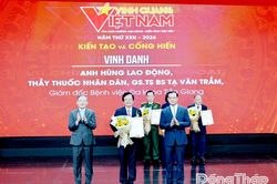 Anh h&ugrave;ng Lao động, Gi&aacute;o sư, Tiến sĩ, Thầy thuốc Nh&acirc;n d&acirc;n Tạ Văn Trầm được vinh danh tại Chương tr&igrave;nh Vinh quang Việt Nam lần thứ 22