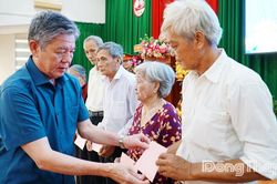 An ninh trật tự kh&ocirc;ng phải l&agrave; việc ri&ecirc;ng của lực lượng C&ocirc;ng an, m&agrave; l&agrave; sự nghiệp của to&agrave;n d&acirc;n (*)