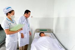 Cấp cứu thành công bé trai 11 tuổi bị cọc gỗ đâm xuyên đùi