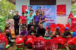 Gia Lai: Trao 180 suất quà cho hộ khó khăn và người dân làng Cùi