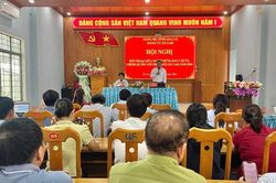 Lãnh đạo xã Uar tiếp xúc, đối thoại với người dân