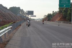 Nguy hiểm đi v&agrave;o đường đang thi c&ocirc;ng
