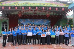 Thăm, tặng quà các đội hình sinh viên tình nguyện 'Mùa hè xanh' năm 2026 tại xã Quan Sơn, Bằng Mạc