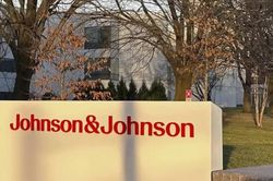 Johnson & Johnson chi 5,5 tỷ USD dàn xếp hàng chục nghìn vụ kiện phấn rôm gây ung thư