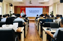 N&acirc;ng cao nhận thức c&aacute;n bộ, c&ocirc;ng chức về ứng dụng c&ocirc;ng nghệ số v&agrave; chuyển đổi số