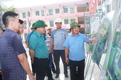 Bí thư Tỉnh ủy Hầu A Lềnh kiểm tra tiến độ xây dựng trường liên cấp tại xã Thanh Thủy