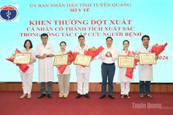 Biểu dương 5 cán bộ y tế Tuyên Quang kịp thời cứu sống du khách bị đuối nước