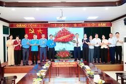 Ph&oacute; B&iacute; thư Tỉnh ủy, Chủ tịch Ủy ban MTTQ Việt Nam tỉnh Ma Thế Hồng ch&uacute;c mừng Li&ecirc;n đo&agrave;n Lao động tỉnh Nh&acirc;n kỷ niệm 97 năm Ng&agrave;y th&agrave;nh lập C&ocirc;ng đo&agrave;n Việt Nam