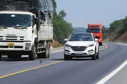 Đề xuất cấm mượn làn đường ngược chiều để vượt xe