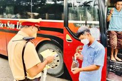 Ph&aacute;t hiện, xử l&yacute; 3 xe nhồi nh&eacute;t kh&aacute;ch tr&ecirc;n tuyến H&agrave; Nội - T&agrave; X&ugrave;a