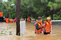Lâm Đồng: Mưa lớn gây ngập hơn 100 nhà dân, giải cứu 16 người mắc kẹt trong biển nước