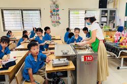 Hơn 633.000 học sinh tiểu học Hà Nội được hỗ trợ bữa ăn bán trú