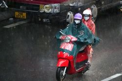 Ng&agrave;y 28/7: Mưa lớn bao tr&ugrave;m nhiều khu vực, cảnh b&aacute;o lốc xo&aacute;y v&agrave; gi&oacute; giật mạnh tr&ecirc;n biển