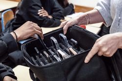 Pháp cấm học sinh THPT dùng điện thoại và mạng xã hội từ ngày 1/9