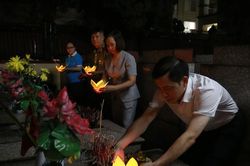 Người dân Thủ đô thắp nến tri ân tại Nghĩa trang Liệt sĩ