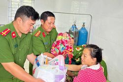Công an xã hỗ trợ sản phụ sinh con an toàn trên xe