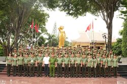 Dâng hương Anh hùng liệt sĩ Võ Thị Sáu và tặng quà gia đình nghèo