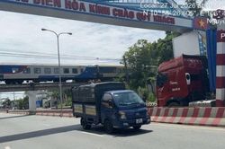 Một ng&agrave;y ph&aacute;t hiện 3 vụ xe container 'đội' khung hạn chế chiều cao