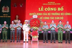 Trao Quyết định bổ nhiệm Ph&oacute; Gi&aacute;m đốc C&ocirc;ng an TP Hải Ph&ograve;ng