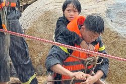 Những người l&iacute;nh ngược d&ograve;ng th&aacute;c lũ